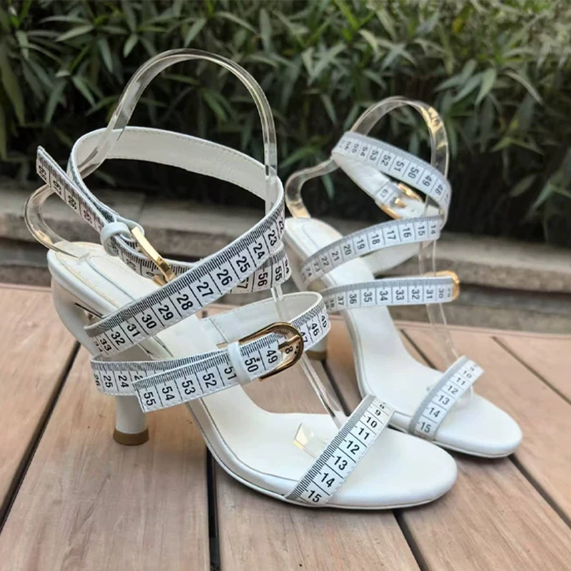 Sandalias de tacón con forma d - Tape Measure reseña y precio