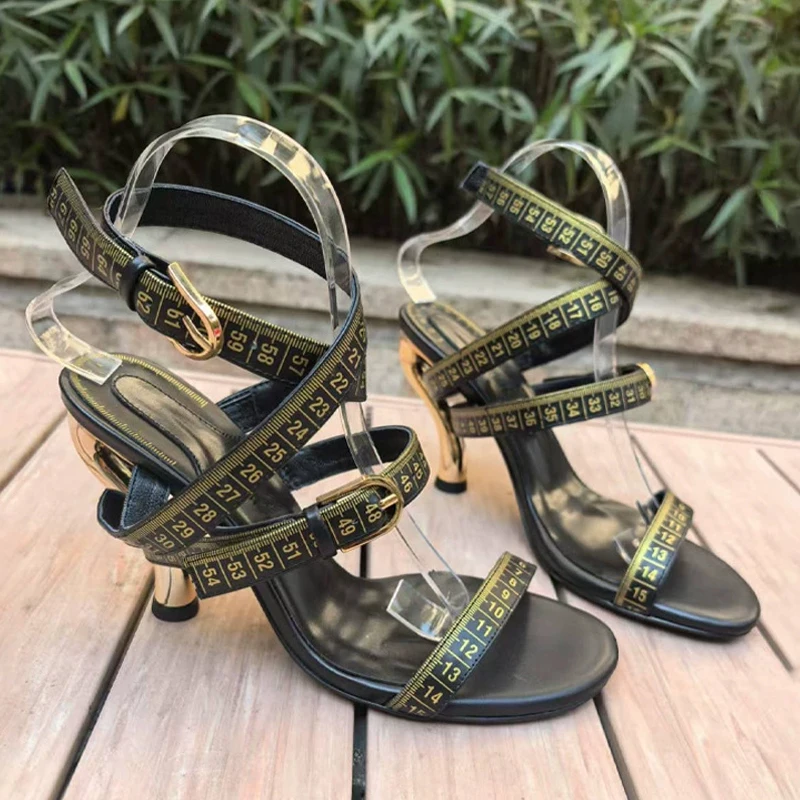 Sandalias de tacón con forma d - Tape Measure reseña y precio